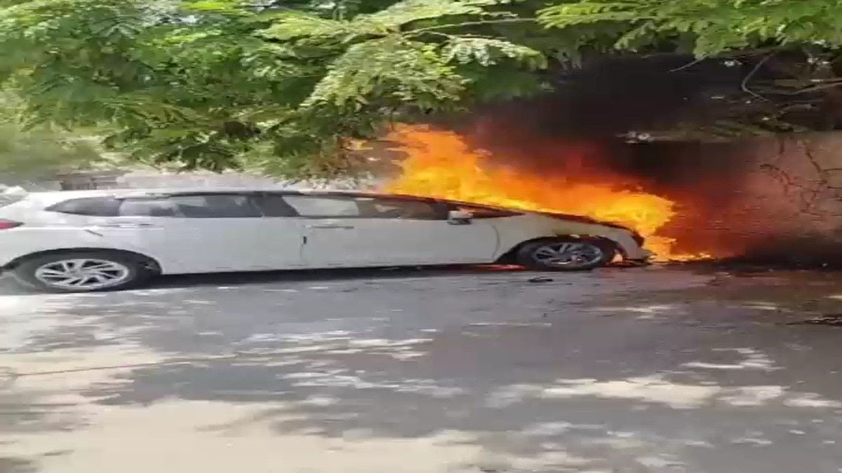 वडोदरा में भीषण गर्मी के बीच कार बनी आग का गोला, कुछ ही मिनटों में जलकर खाक
