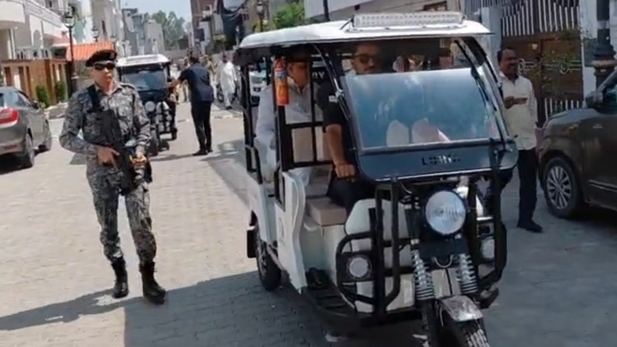 VIP काफिले को अलविदा! अब ई-रिक्शा से क्षेत्र का दौरा करेंगे BJP विधायक