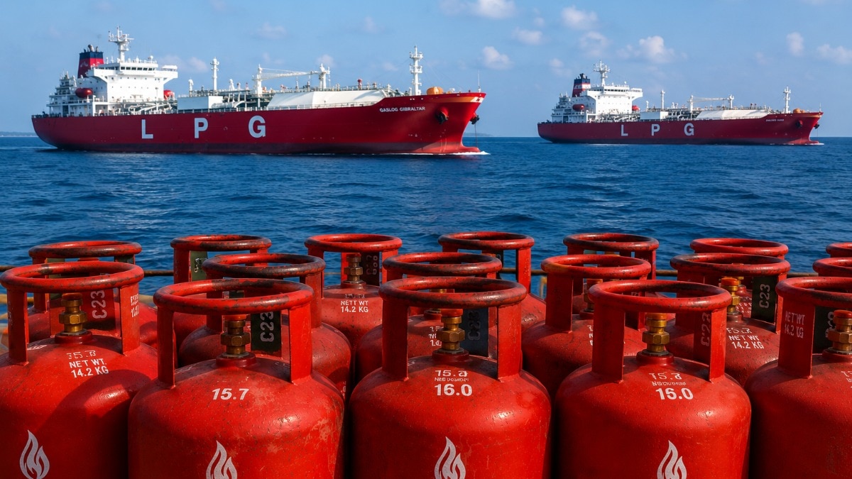 हाजी अली हादसे के बीच होर्मुज से 2 LPG जहाज सुरक्षित ला रही इंडियन नेवी