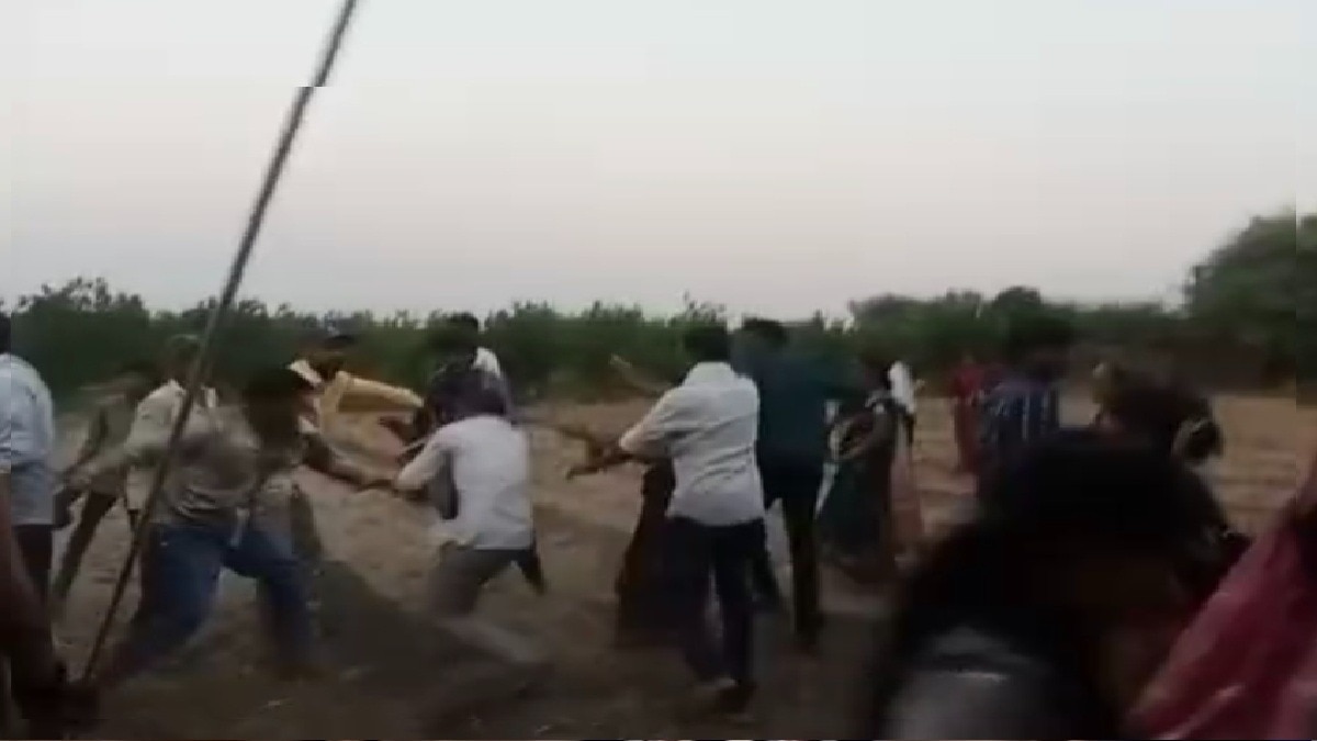 दूल्हा और दुल्हन पक्ष में जमकर हुई मारपीट. (Photo: Screengrab)
