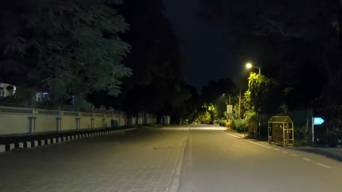 दिल्ली में कहीं-कहीं हल्की बारिश और तेज हवाओं का दौर जारी रह सकता है. (Photo-ANI)