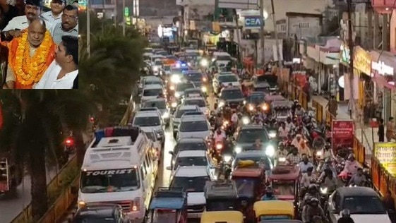 Minister Hansraj Vishwakarma's convoy on the streets of Varanasi (Photo: Screengrab)