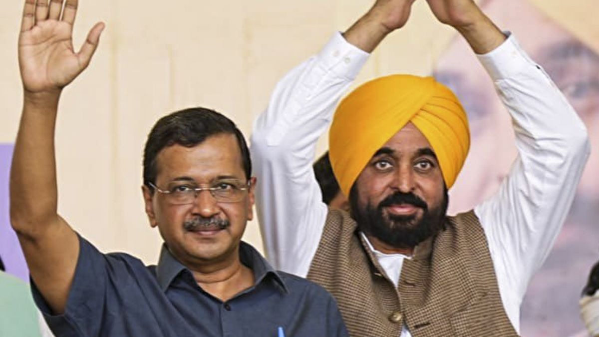 arvind kejriwal hands bhagwant mann