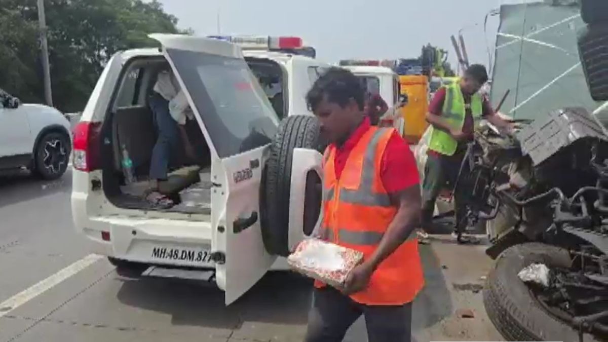 मुंबई से गुजरात जा रही थी वैन. (Photo: Screengrab)