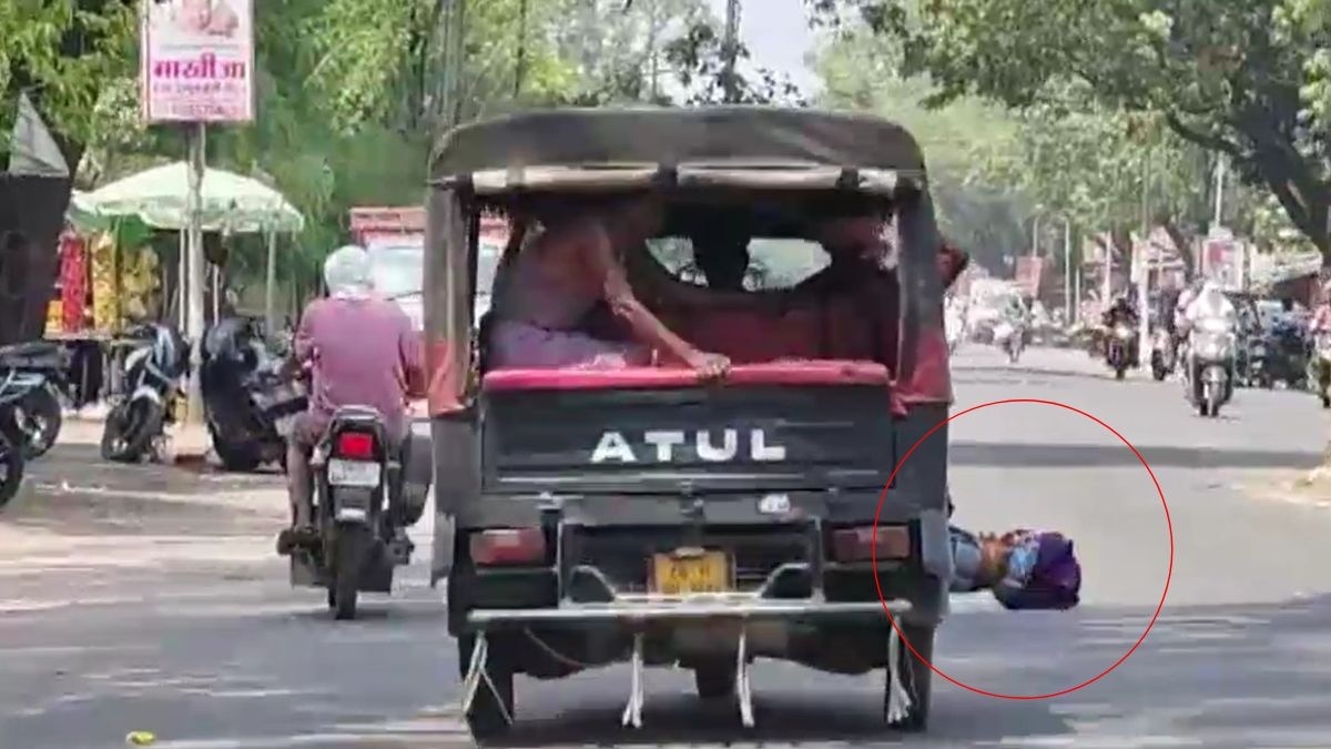 पोस्टमार्टम के बाद भी शव ले जाने के लिए नहीं मिला वाहन. (Photo: Screengrab)