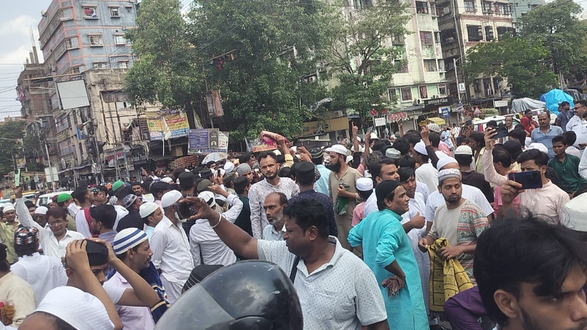 friday namaz on road