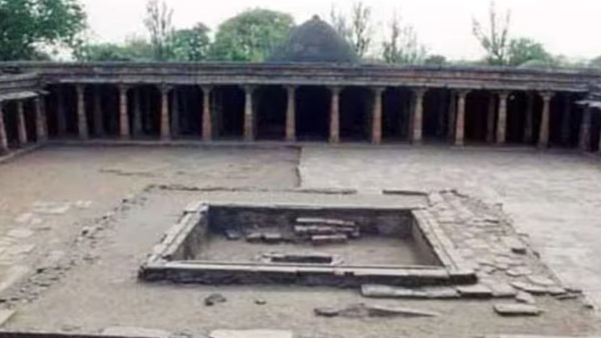 धार भोजशाला में कोई नेत्र हीन भी पत्थर टटोलकर बता देगा कि वह किसी मंदिर में है. (Photo Credit: India Today Archive)