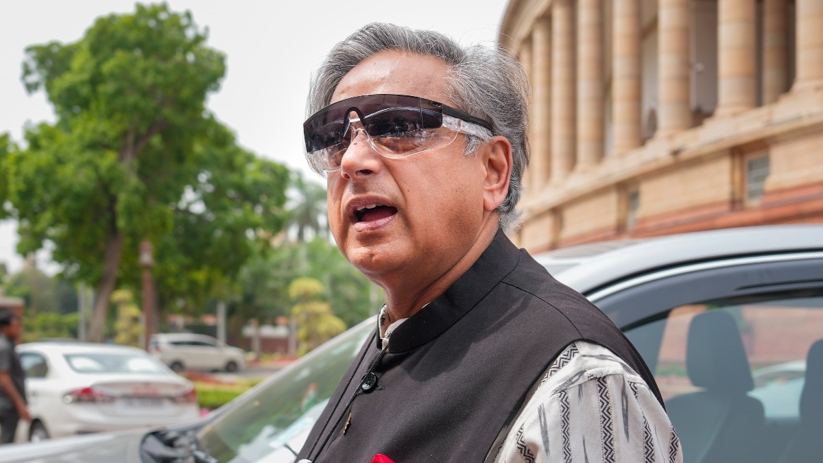 केरल सीएम की शपथ के दौरान विदेश में रहेंगे शशि थरूर (Photo: PTI)
