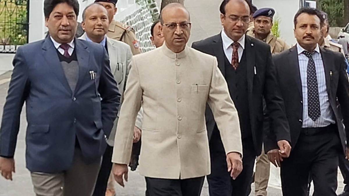 ईंधन बचाने के लिए पैदल चले जज और वकील.(Photo: Lila Singh Bisht/ITG)