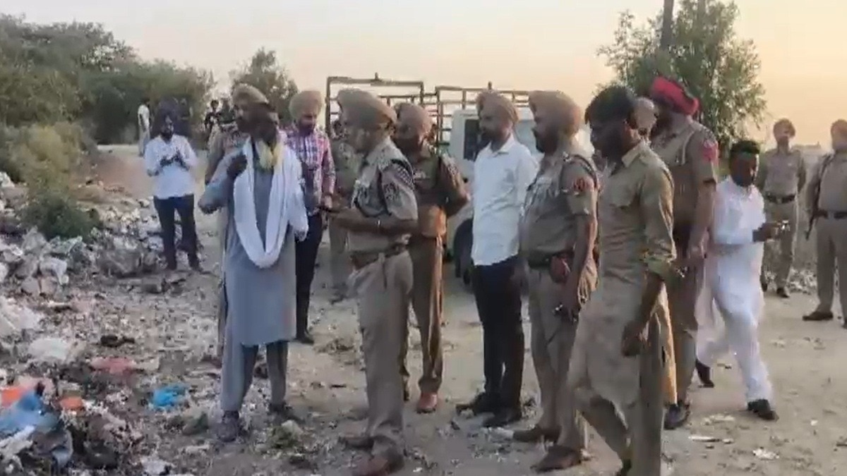 कूड़े के ढेर में अचानक जोरदार धमाका. (Photo: Screengrab)