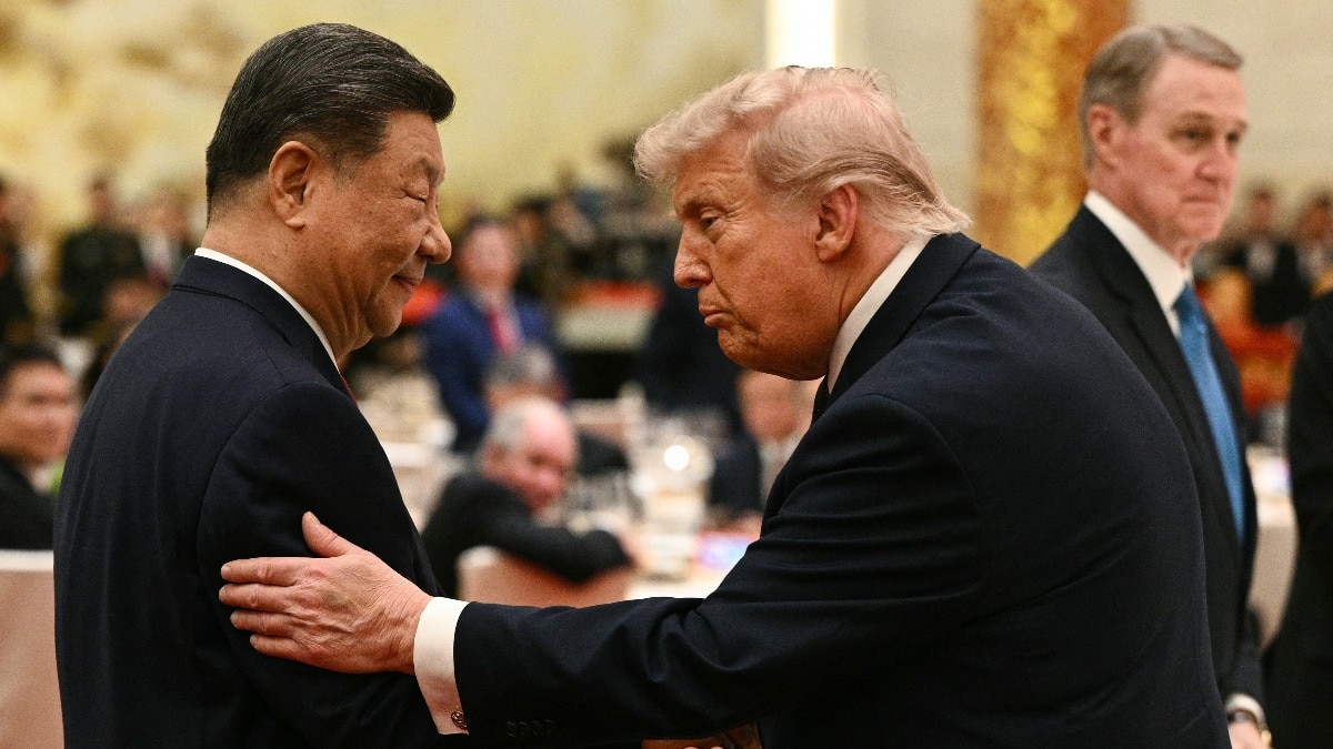China's President Xi Jinping (L) looks at US President Donald Trump as they attend a state banquet at the Great Hall of the People in Beijing. (Image:AFP)