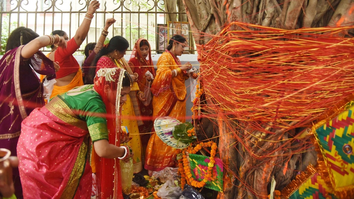 बरगद के पेड़ के चारों ओर कच्चा सूत या कलावा लपेटते हुए महिलाओं को कम से कम 7 या 11 बार परिक्रमा करनी चाहिए.
