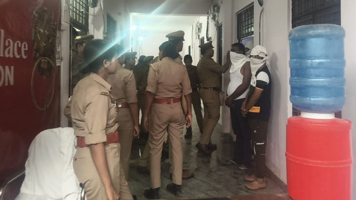 तीन महिलाओं सहित पांच लोगों को पुलिस ने पकड़ा. (Photo: ITG)