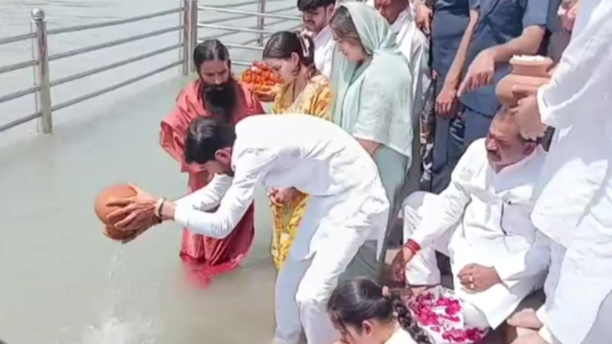 हरिद्वार के वीआईपी घाट पर हुआ अस्थि विसर्जन.(Photo:Screengrab)