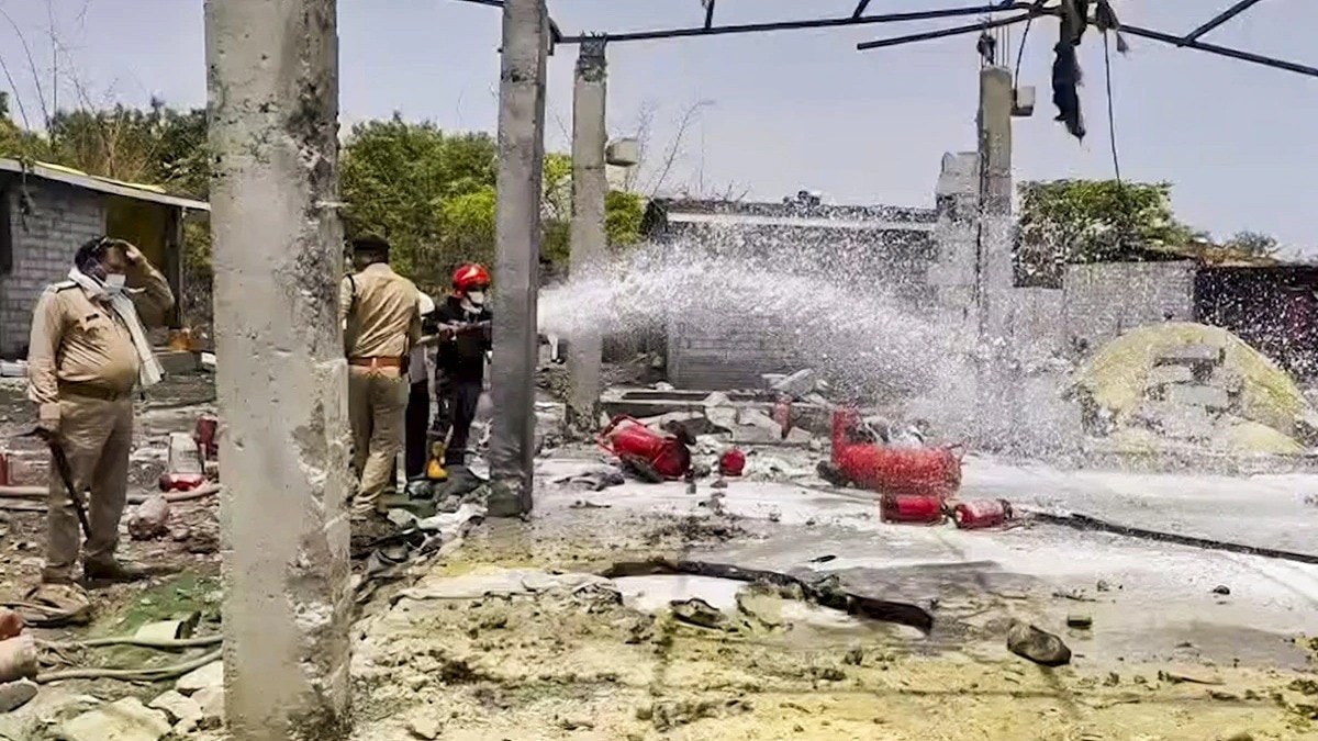 घायलों का इलाज देवास और इंदौर के अस्पतालों में चल रहा है.