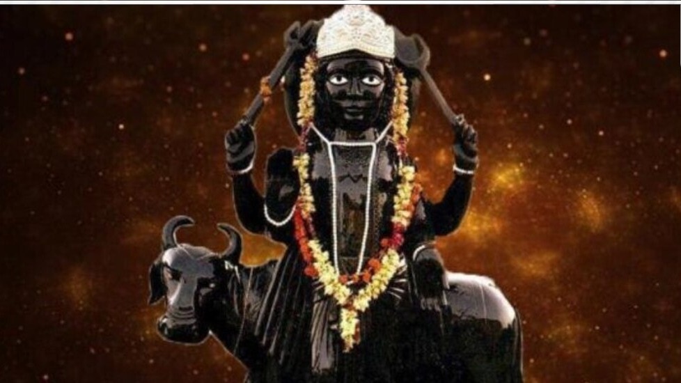 जिन राशियों पर शनि की ढैय्या (सिंह और धनु) चल रही है, उनके लिए समय ज्यादा मुश्किल रहेगा. (Photo: ITG)