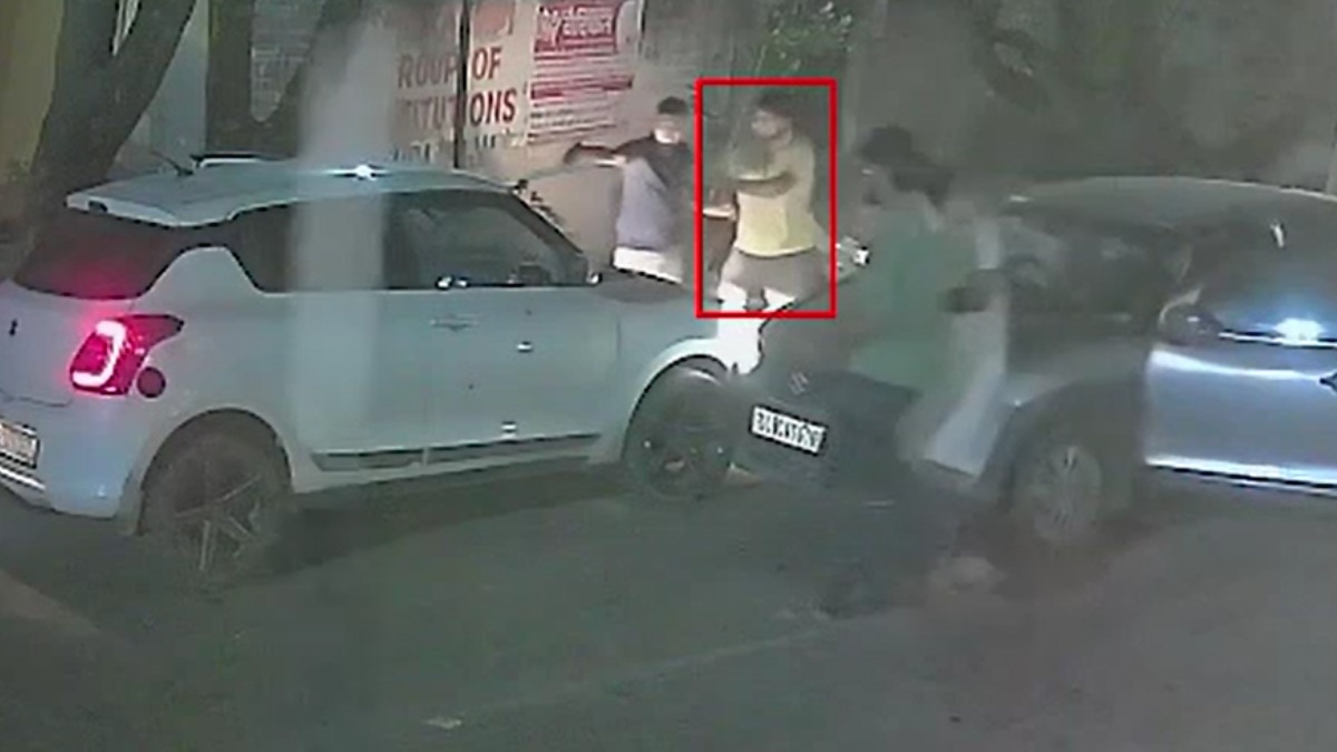 कार रोककर उतरे 4 शूटरों ने शख्स पर अंधाधुंध फायरिंग कर दी.(Photo-Screengrab)