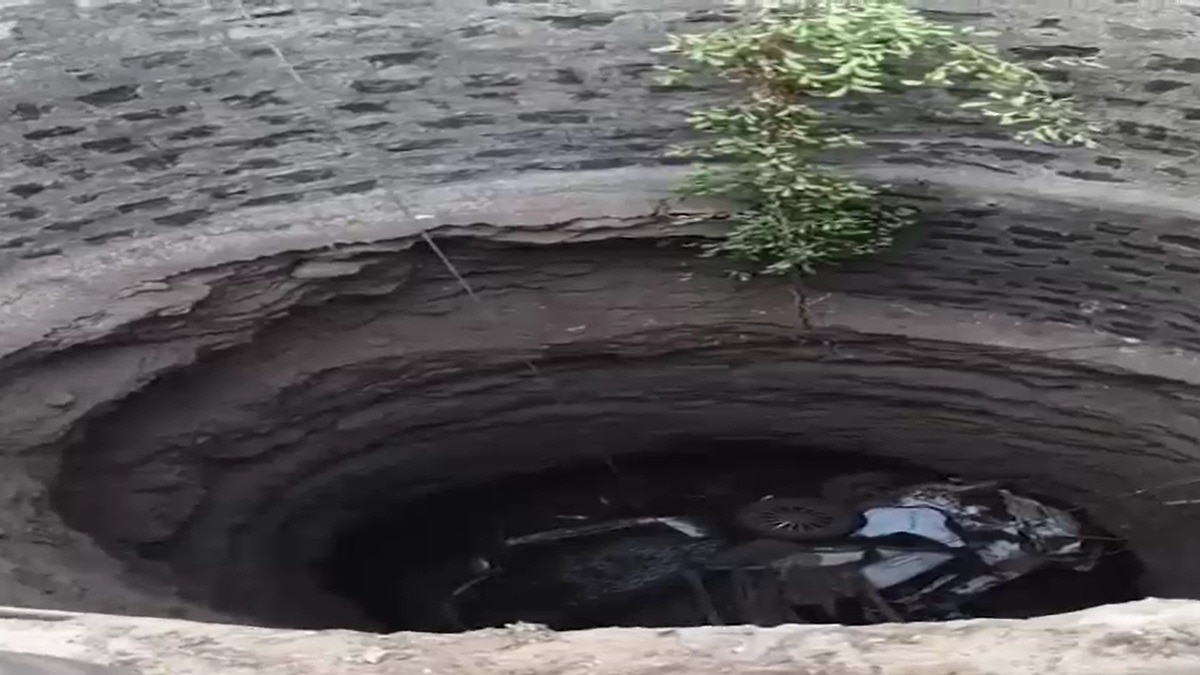 35 फीट गहरे कुएं में समाई कार, ग्रामीणों की तत्परता से बची 3 युवकों की जिंदगी