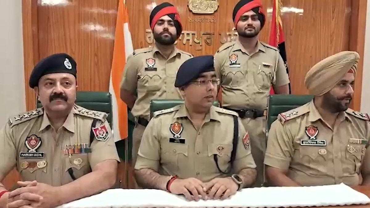 ग्रेनेड केस में पत्रकारों को जानकारी देते गुरदासपुर के एसएसपी आदित्य. (Photo: Screengrabs)