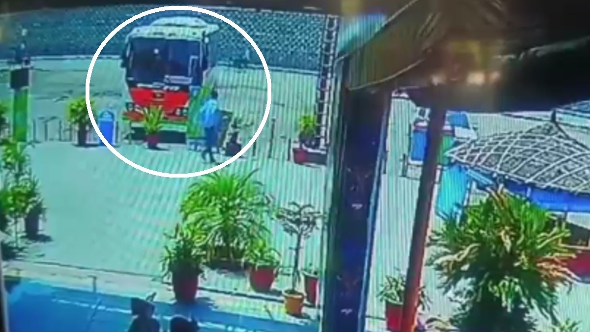 मर्चेंट नेवी अफसर का लैपटॉप और विदेशी करेंसी पार.(Photo:Screengrab)
