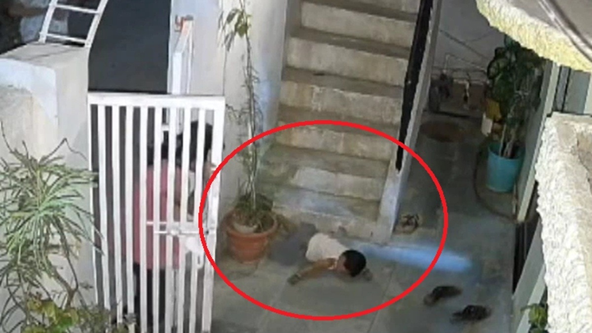 फर्स्ट फ्लोर से गिरने के बाद भी बच्ची को नहीं आई चोट. (Photo: Screengrabs)
