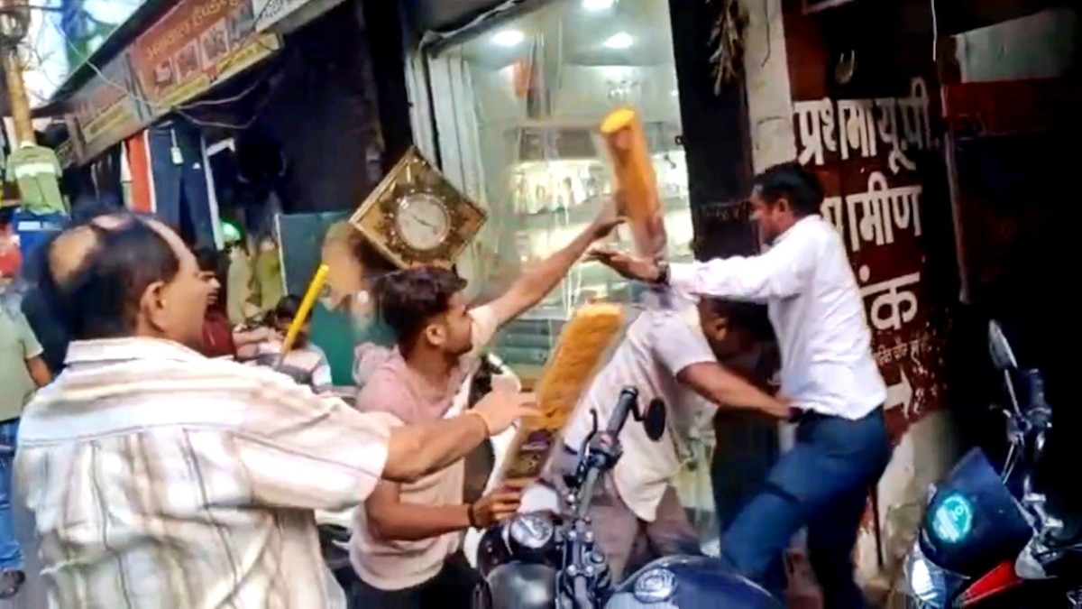 झांसी के मानिकचौक में बवाल का वीडियो वायरल (Photo- Screengrab)