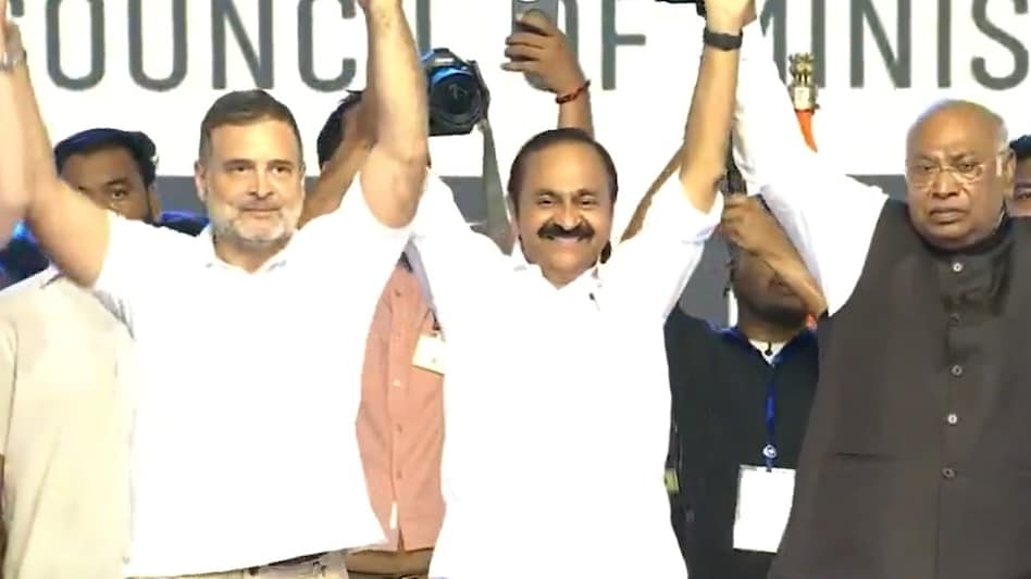 केरल में नई सरकार का शपथ ग्रहण, सतीशन ने CM पद की ली शपथ.... मंच पर राहुल-प्रियंका - kerala udf government formation vd satishan chief minister swearing in Mallikarjun Kharge Rahul Priyanka
