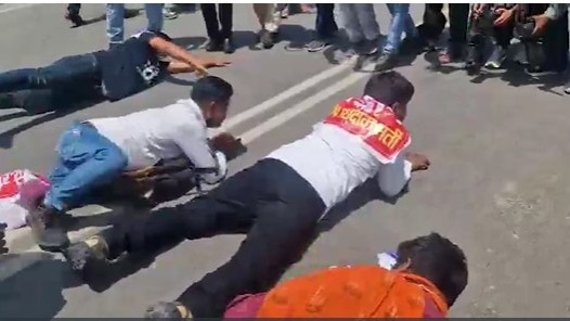 उत्तर प्रदेश में शिक्षक भर्ती घोटाले को लेकर अभ्यर्थियों ने किया प्रदर्शन