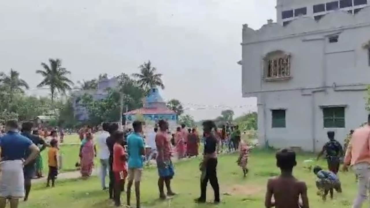 बंगाल: हावड़ा में पंचायत प्रमुख के घर पर ग्रामीणों का हमला, जॉब कार्ड घोटाले का आरोप - howrah amta panchayat violence job card scam tarun dalui protest mdsb ntc - AajTak