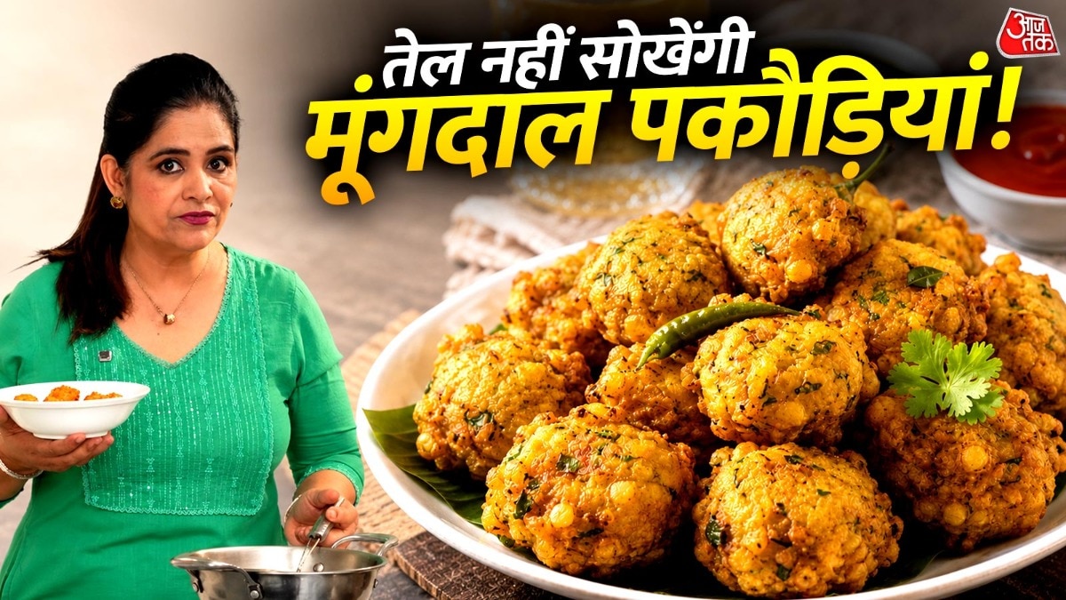 मूंग दाल की क्रिस्पी पकौड़ी बनाने के लिए उसमें चावल का आटा और बेकिंग सोडा मिलाएं. (Photo: ITG)