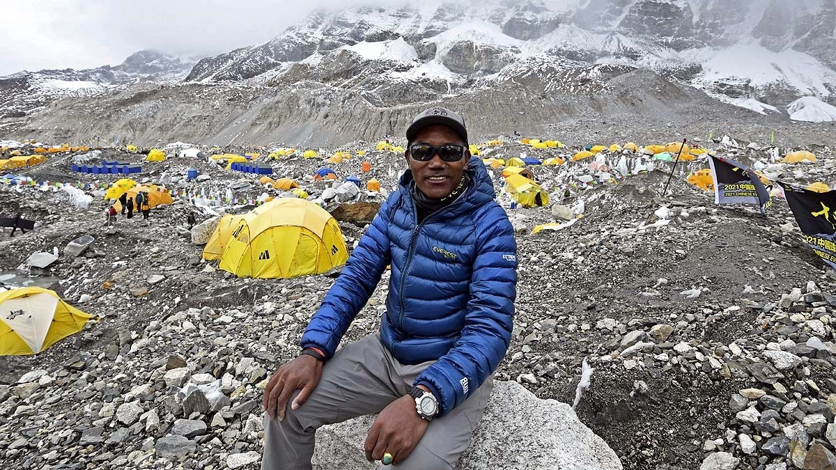 ये है कामी रिता शेरपा जो एवरेस्ट के बेस कैंप पर बैठे हुए हैं. (Photo: AFP)