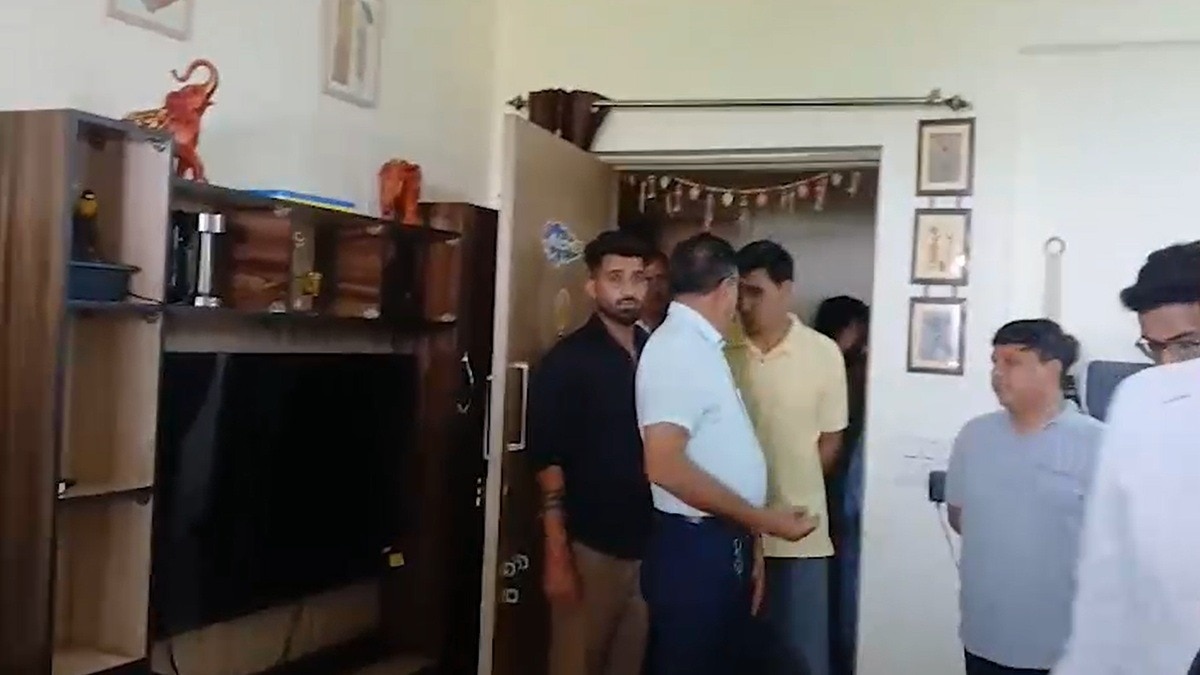 हिला और बच्चे को बंधक बनाकर की लाखों की लूट. (Photo: Screengrab)