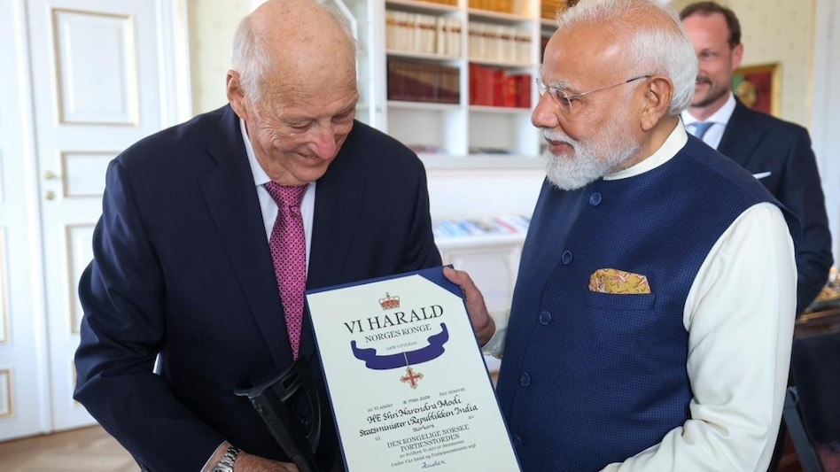 PM मोदी को मिला नॉर्वे का सर्वोच्च सम्मान, दुनिया से मिलने वाला 32वां बड़ा अवॉर्ड - pm narendra modi receives 32nd global honour in oslo norway visit ntc dhrj - AajTak