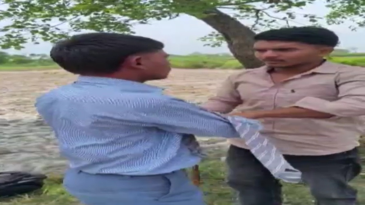छात्र के साथ मारपीट का वीडियो वायरल. (Photo: Screengrab)