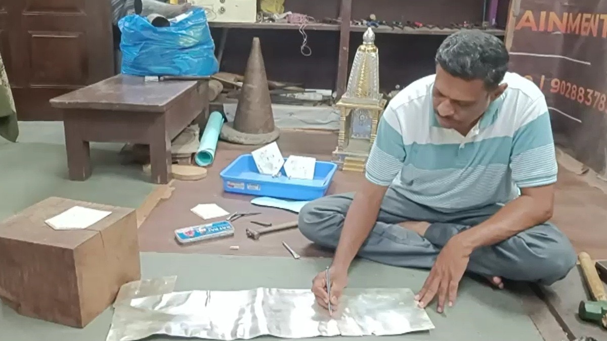 कोल्हापुर के कारीगर ने बनाई चांदी की चप्पल. (Photo: Screengrab)