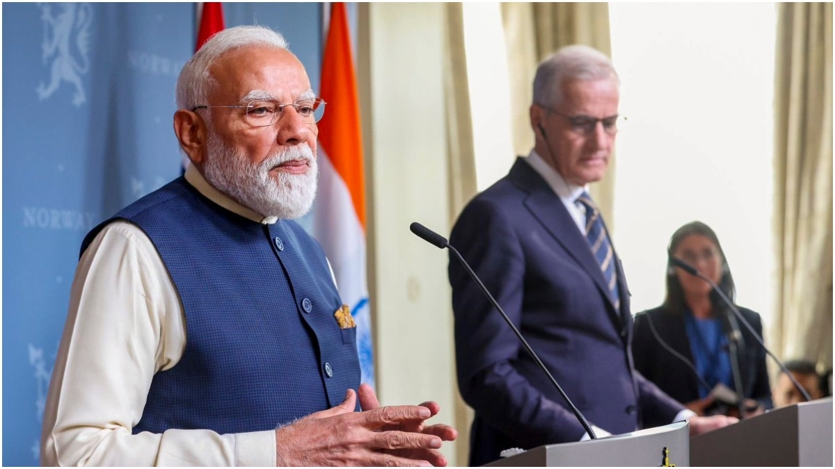 ओस्लो में द्विपक्षीय वार्ता के बाद प्रधानमंत्री नरेंद्र मोदी नॉर्वे के अपने समकक्ष जोनास गहर स्टोरे के साथ जॉइंट प्रेस मीट को संबोधित किया. (Photo: PTI)