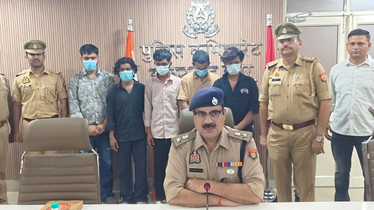 पुलिस गिरफ्त में लूट गैंग के 5 सदस्य. (Photo: Arun Tyagi/ITG)