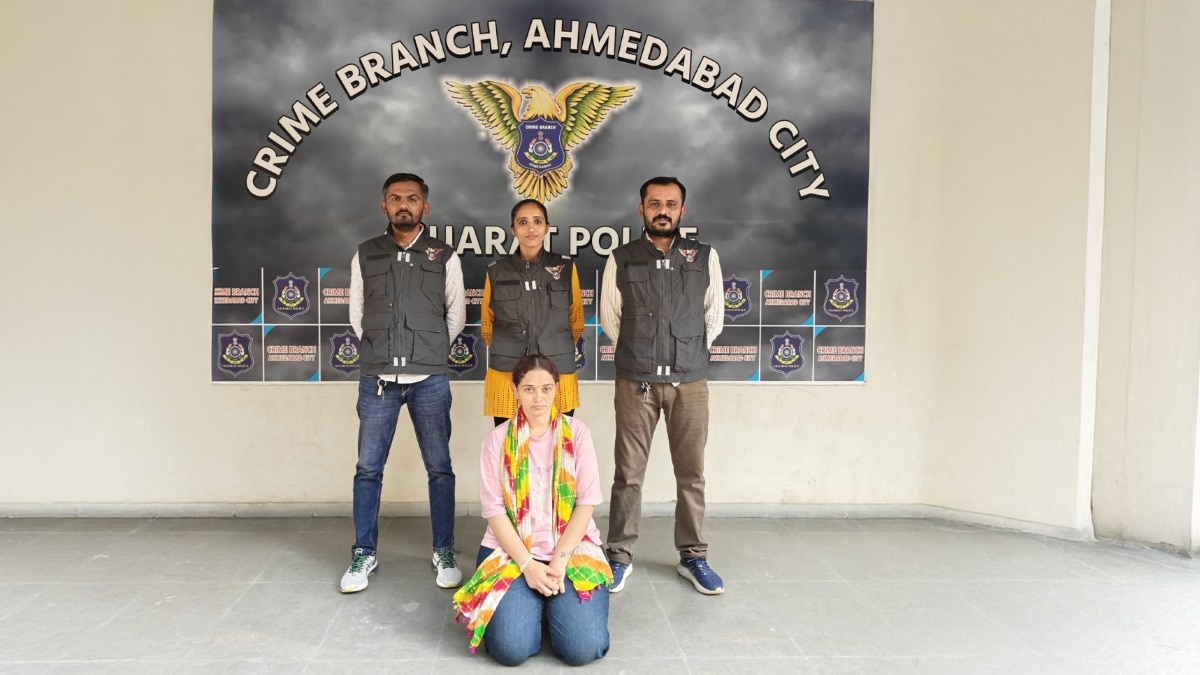 पुलिस गिरफ्त में आरोपी महिला, जिसने चुराए थे करोड़ों के गहने. (Photo: Brijesh Doshi/ITG)