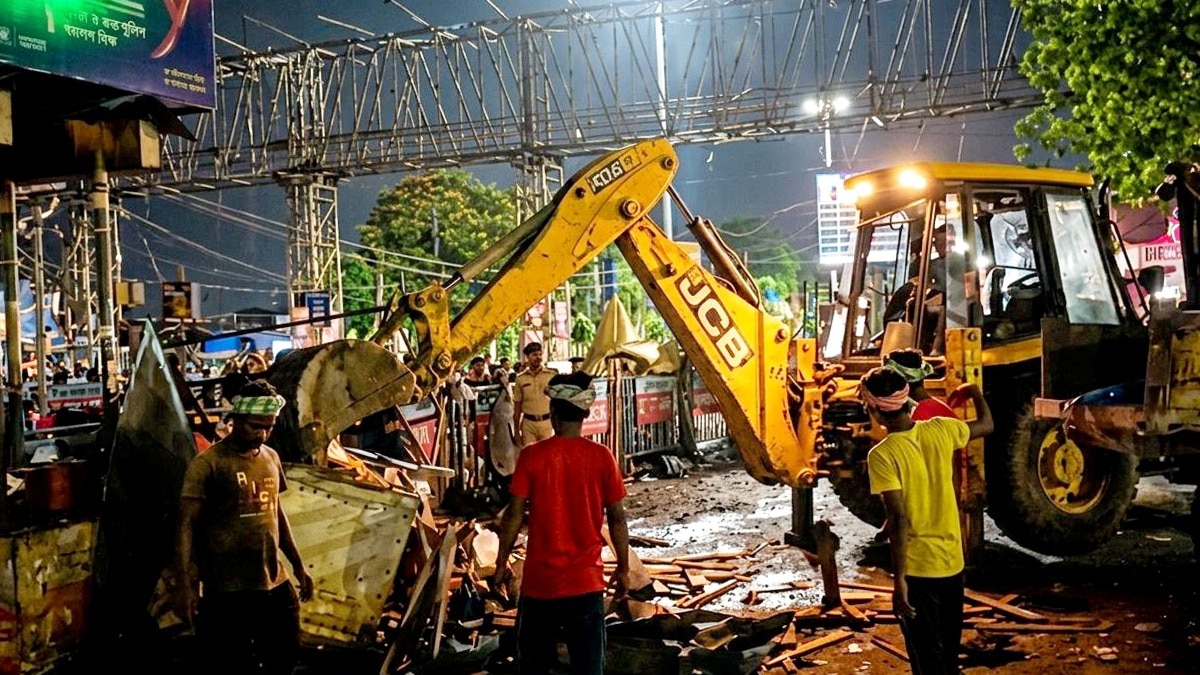 बंगाल में बीजेपी सरकार आने के बाद कोलकाता की सड़कों पर बुलडोजर उतर आए हैं.