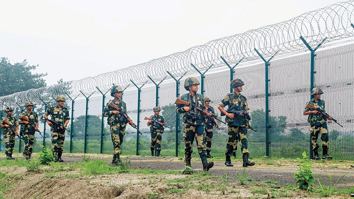 शुभेंदु सरकार ने BSF की जमीन के लिए 45 दिन की डेडलाइन दी. (Photo- ITGD)