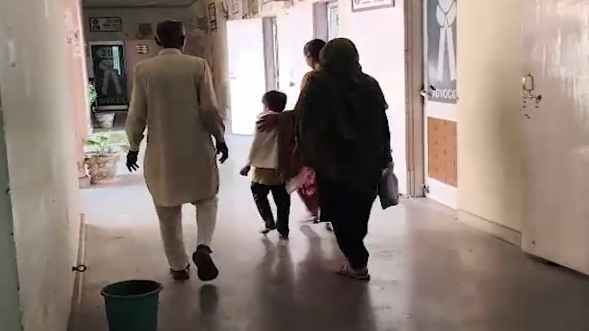 पिता ने बेरहमी से बेटे को पीटा. (Photo: Screengrab)