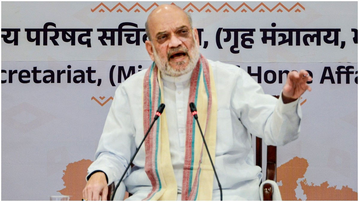 छत्तीसगढ़ के बस्तर जिले के जगदलपुर में केंद्रीय गृह मंत्री अमित शाह प्रेस कॉन्फ्रेंस को संबोधित करते हुए. (Photo: PTI)
