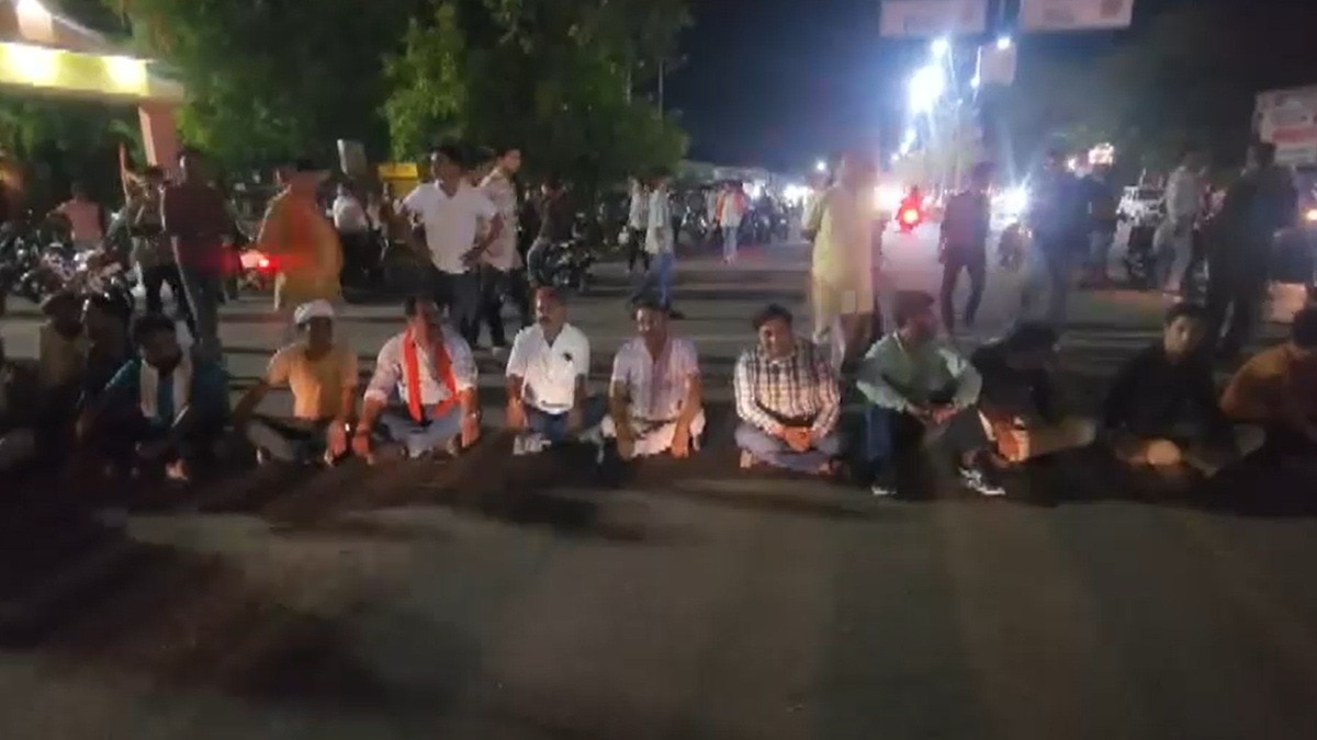 चक्का जाम से ठप हुआ यातायात, पुलिस ने हालात संभालने की कोशिश की. (Photo: Screengrab)