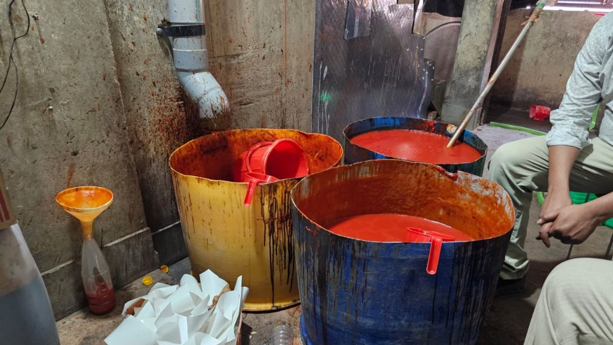 भारी मात्रा में मिलावटी सॉस हुई बरामद. (Photo: ITG)