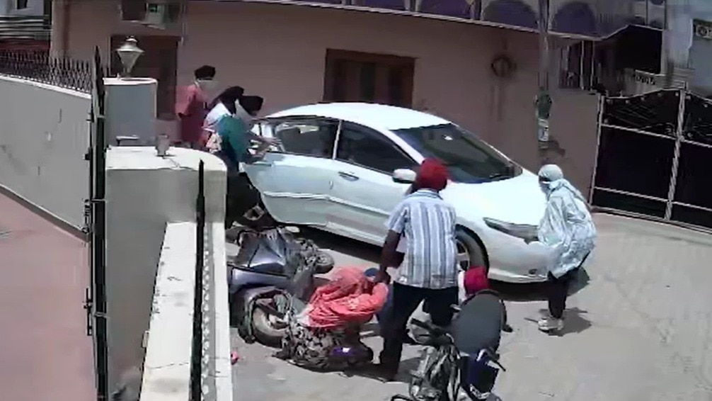 दादा के सामने बच्ची को किया अगवा. (Photo: Screengrabs)