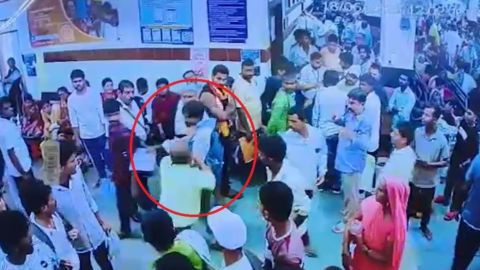 एमबीबीएस स्टूडेंट की पिटाई से छात्रों में आक्रोश. (Photo: Screengrabs)