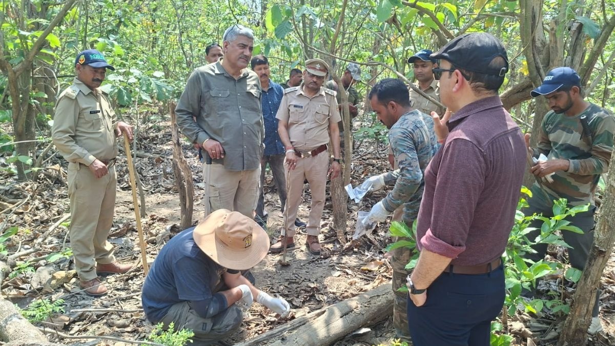 टाइगर के शव की हालत देख अधिकारी भी रह गए हैरान. (Photo: ITG)