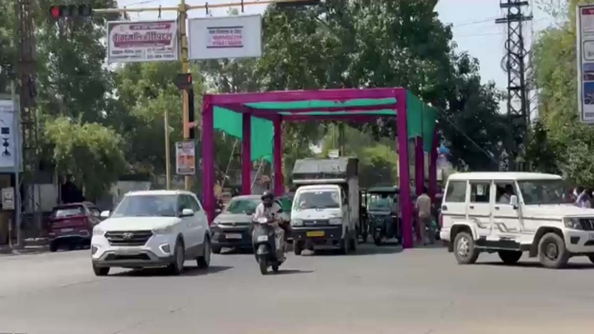 ट्रैफिक सिंग्नल पर गर्मी से बचाव के लिए चौराहों पर लगाए गए टेंट