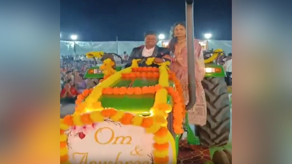 एंट्री को खास बनाने के लिए सजे-धजे ट्रैक्टर पर हुए सवार. (Photo: Screengrab)