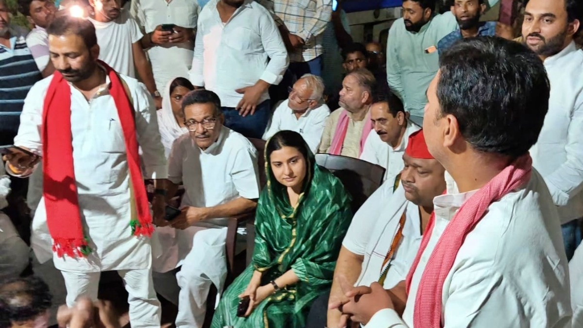 सहारनपुर में थाना परिसर में धरने पर बैठीं सपा सांसद इकरा हसन (Photo- ITG)